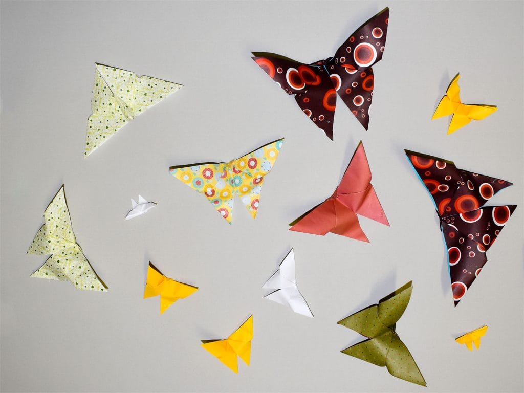 Origamifjärilar av färggrant papper.