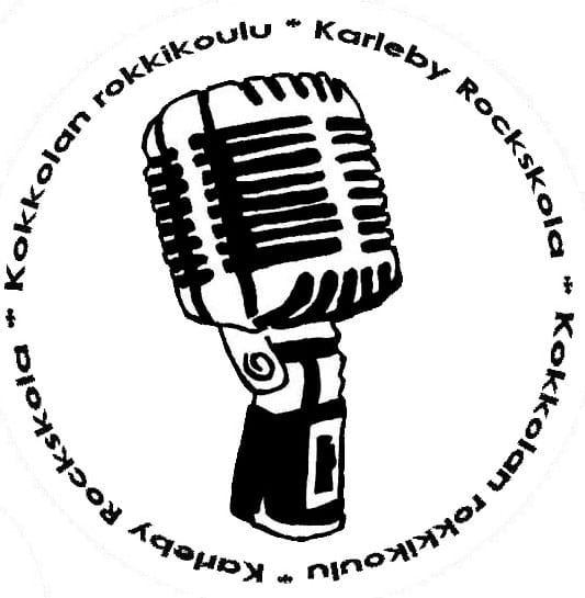 Kuvassa mikrofoni, jonka ympärillä kiertää teksti "Kokkolan Rokkikoulu" ja "Karleby Rockskola".