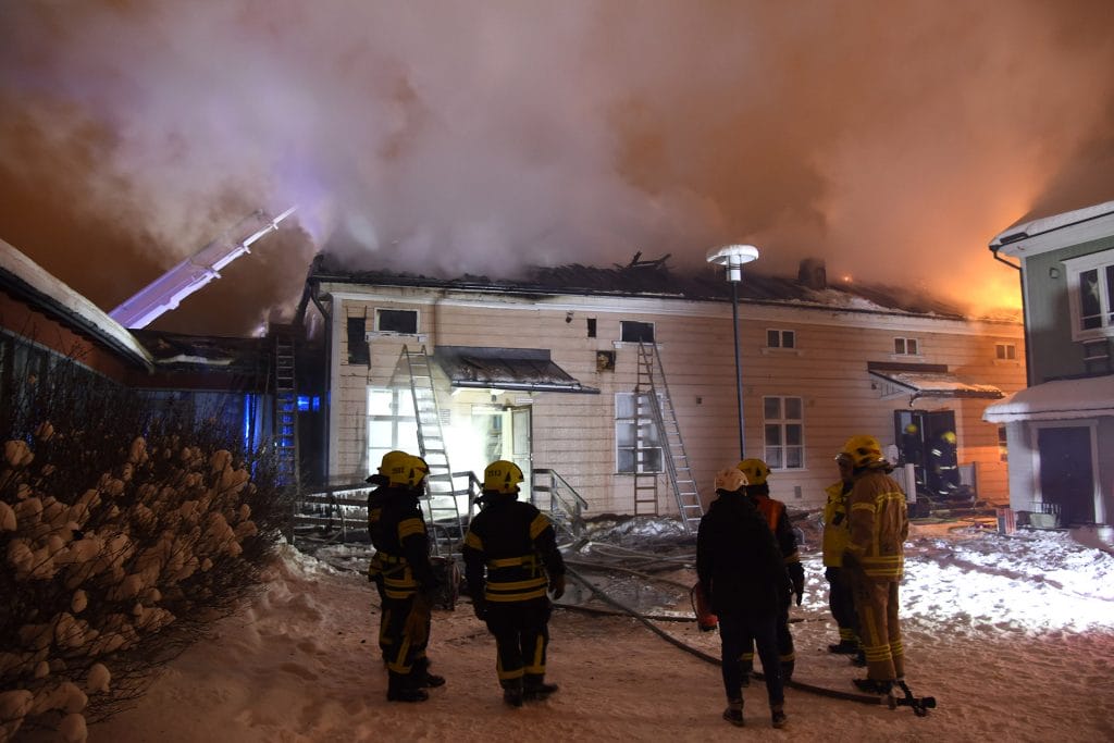 Firefighters in front of the burning building of Kieppi.