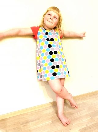 Lapsen pallokuvioinen mekko.