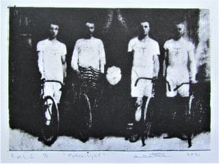 Neljä miestä rivissä, musta valkoinen grafiikanvedos.