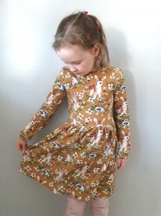 Tytön mekko eläinhahmo -printtitrikoosta.