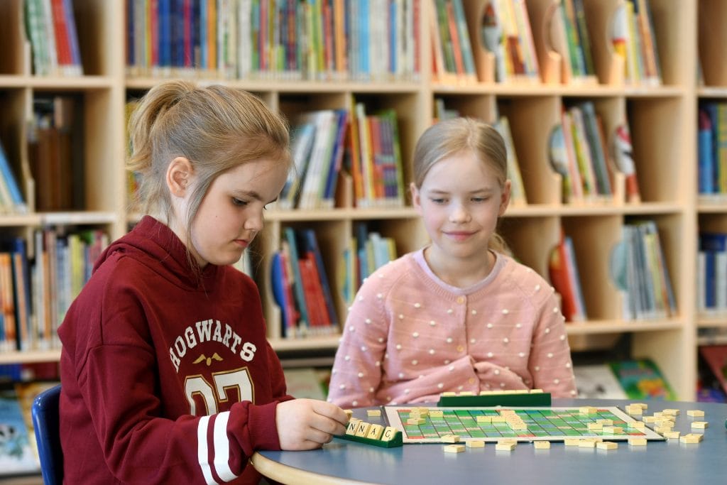 Två unga flickor spelar Alfapet.