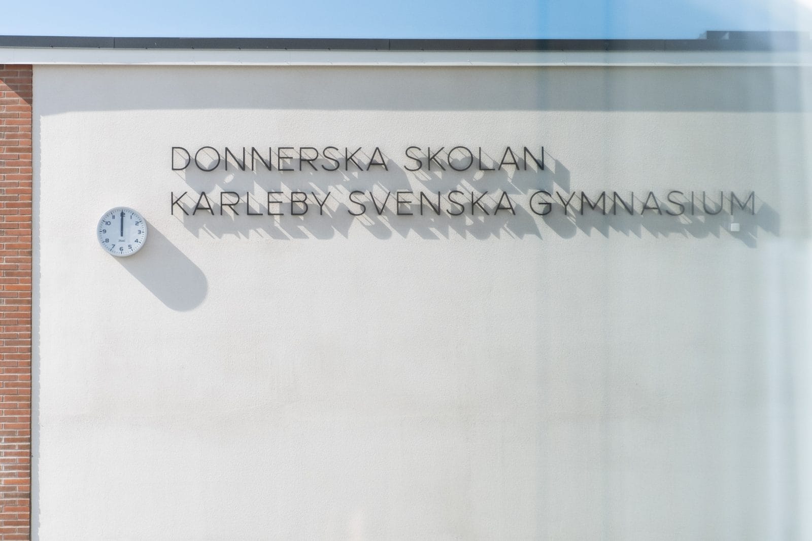 Domnnerskan koulun ja Karleby svenska gymnasiumin nimi rakennuksen seinässä