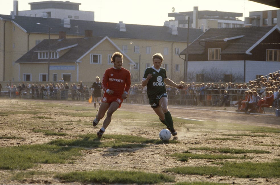 Vastakkaisten joukkueiden jalkapalloilijat yrittävät kumpikin saada pallon haltuunsa